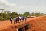 Aménagement de la route Akonolinga-Carrefour Yil : l’entreprise effectue les travaux d’assainissement.